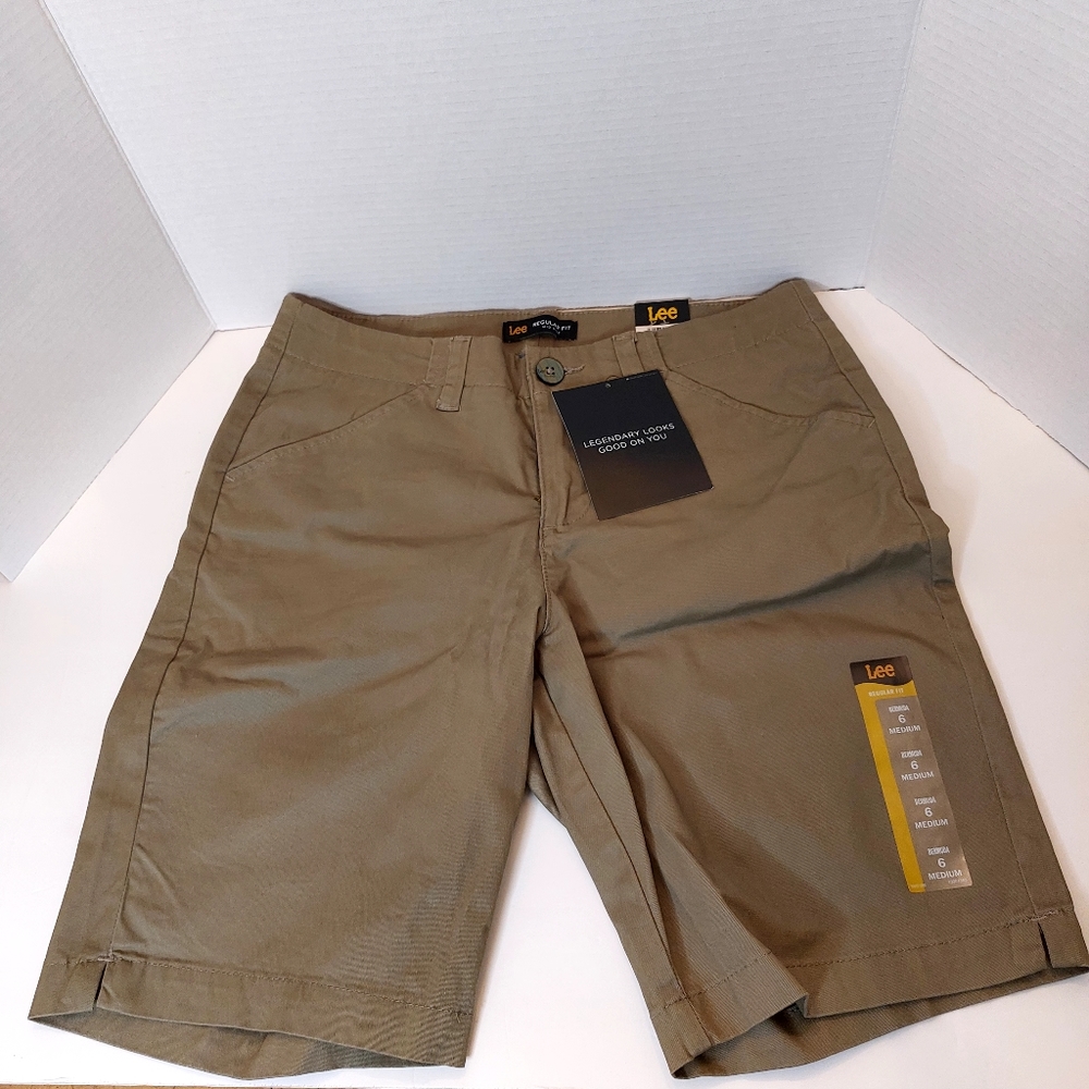SOLD!!!NWT LEE Womens Sz 6 Bermuda shorts Regular Fit Deep Lichen Green Color